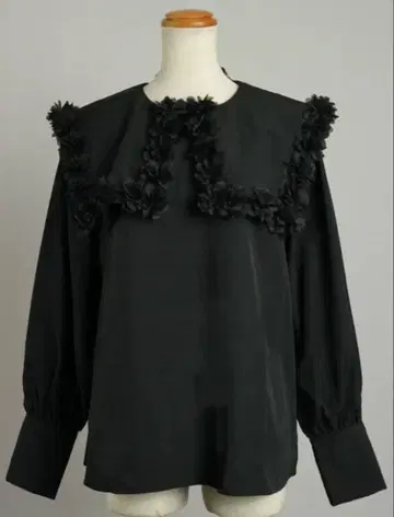 프릴 달린 화이트 셔츠 긴팔 플라워 모티브 세일러 카라 블라우스 블랙