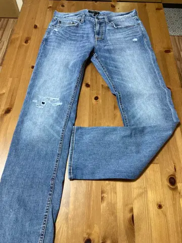 데미지 가공 라이트 블루 스트레이트 청바지