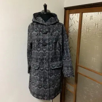 후드 부착 그레이 계열 더플 코트