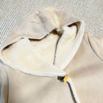 후드 부착 베이지 무스탕 코트