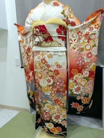 화려한 꽃무늬 후리소데