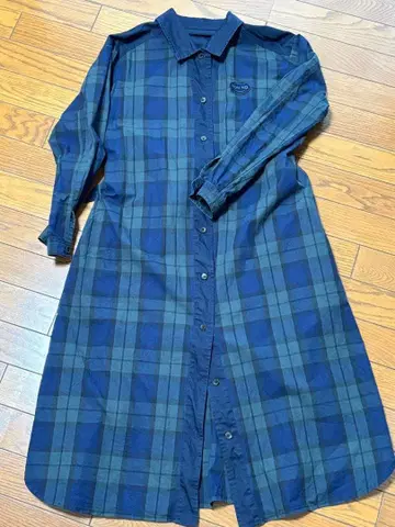 마드모아젤 논논의 네이비와 그린의 체크 무늬 셔츠 원피스