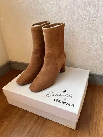 DANIELLA & GEMMA 베이지 스웨이드 숏부츠