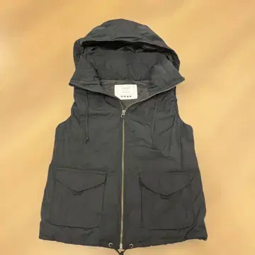 [theory PLST] 블랙 후드 부착 다운 베스트