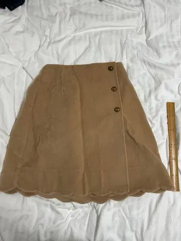 베이지 플레어 스커트 스캘럽 헴