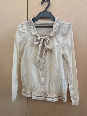 새상품 ISBIT sieraleon 아이즈비트 리본 포함 블라우스 M