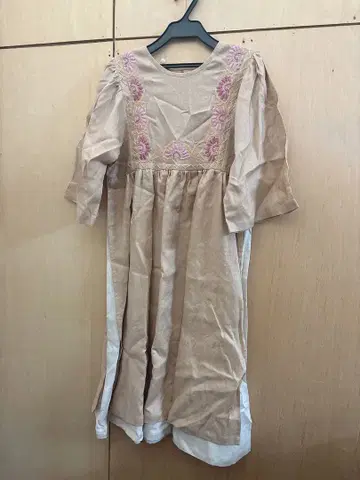 새상품 Crisp 크리스프 자수 베이지 튜닉 반팔