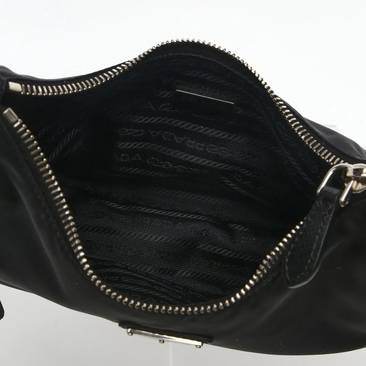 프라다 리에디션 2005 사피아노 & 리나일론 호보백 블랙