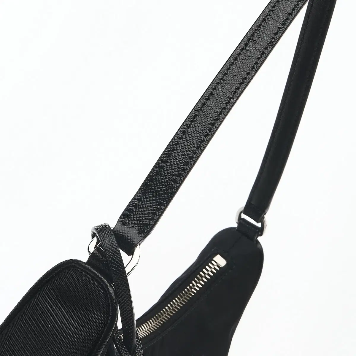 프라다 리에디션 2005 사피아노 & 리나일론 호보백 블랙