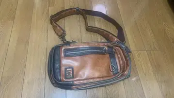 Lee 바디백 브라운 블랙