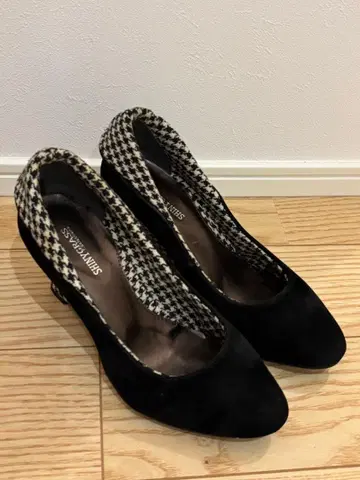 블랙 스웨이드 펌프스 힐