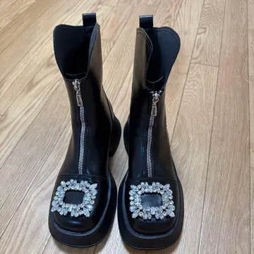 비쥬 장식 블랙 통굽 숏부츠