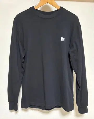 NEW ERA 블랙 긴팔 티셔츠