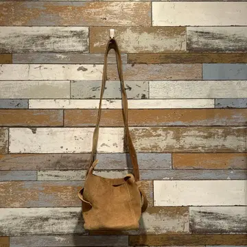 베이지 스웨이드 숄더백