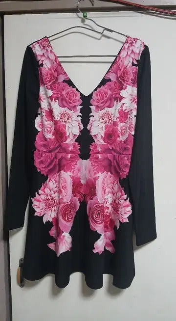 다투라 꽃무늬 V넥 긴팔 원피스