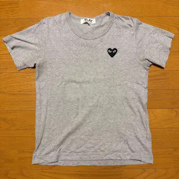 PLAY 그레이 반팔 T셔츠 하트 자수