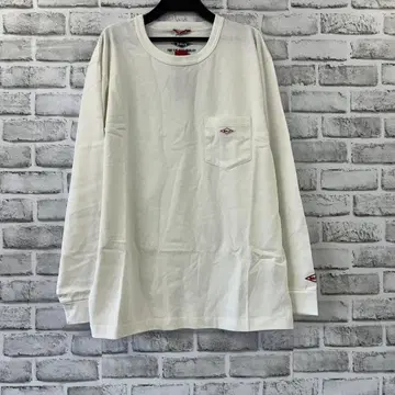 화이트 긴팔 티셔츠 프론트 포켓 부착