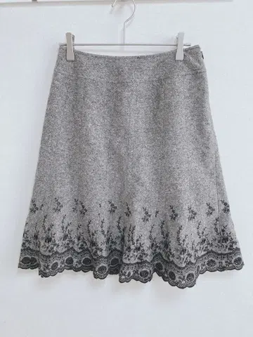 에니시스 플레어 스커트 무릎 기장 페미닌 2 사이즈 그레이 레이스 자수