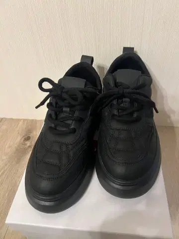 블랙 통굽 퀼팅 스니커즈