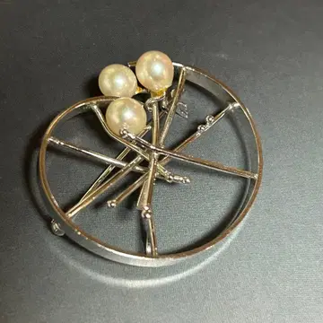 진주 브로치 모던한 디자인