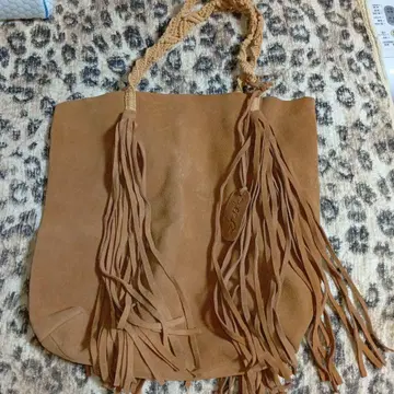 프린지 장식 베이지 스웨이드 숄더백