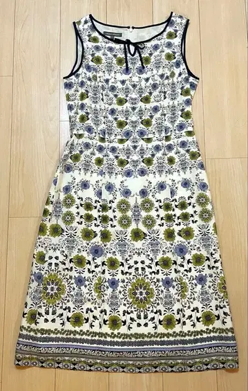 LAURA ASHLEY 로라 애슐리 플라워 프린트 슬리브리스 원피스