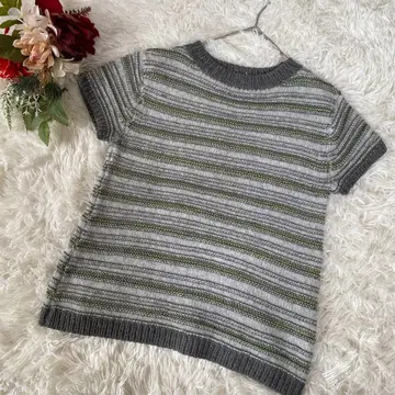 그레이와 그린 스트라이프 반팔 니트