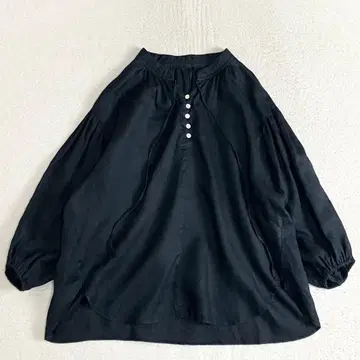 북유럽 생활 잡화점 카나코 씨와 함께 만든 2WAY 린넨 블라우스 블랙