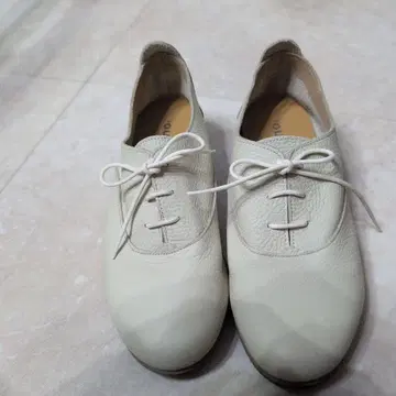 화이트 가죽 레이스업 로퍼