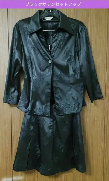 블랙 새틴 스커트 셋업 광택감 밤 외출 식사 모임