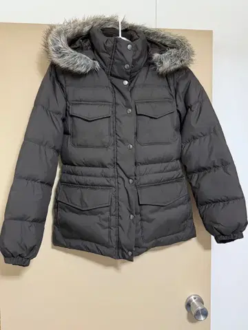 다크 그레이 후드 부착 다운 자켓