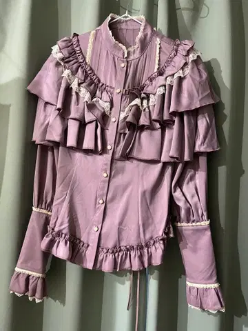 캐러멜 카눌레 크림 프릴 블라우스