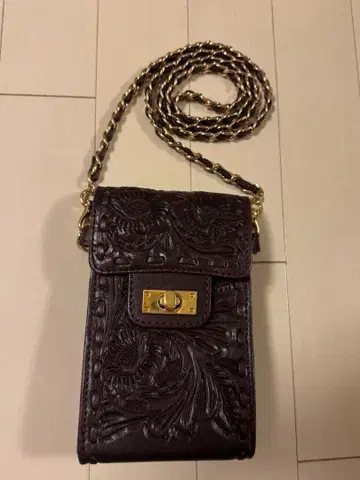 Carving tribes 체인 숄더백 보르도 색상