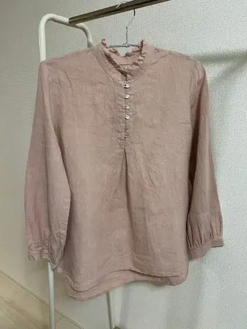 프릴 옷깃의 핑크 긴팔 셔츠