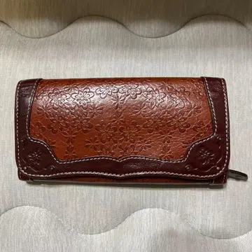 Dakota 꽃무늬 엠보싱 가죽 장지갑