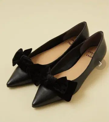 오디트 에 오딜 블랙 펌프스 비대칭 리본