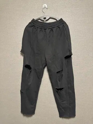 데미지 가공 블랙 조거 팬츠