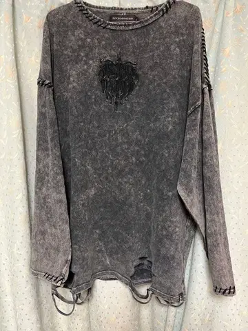 그레이 데미지 가공 긴팔 티셔츠