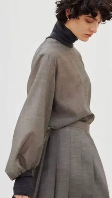 거의 미사용 새상품급 베이지 터틀넥 니트 풀오버 블라우스 그레이 M~L