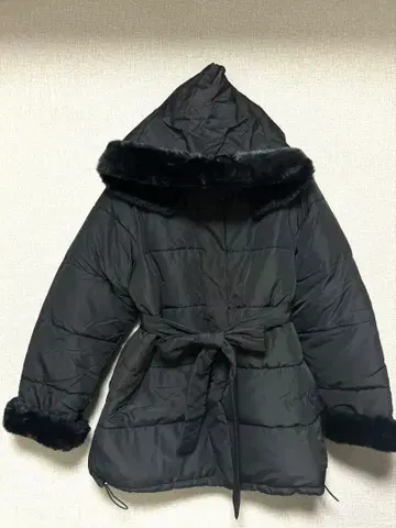 후드 퍼 달린 블랙 퍼퍼 자켓