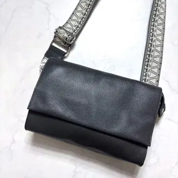 컨디션 최상 이아파피요네 패턴 와이드 테이프 숄더백 바디백 그레이