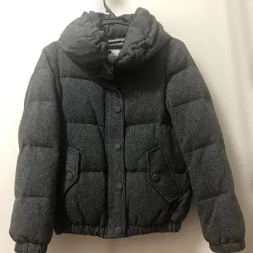 후드 부착 그레이 다운 자켓