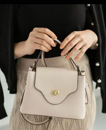 fifth 라이트 베이지 플랩 핸드백
