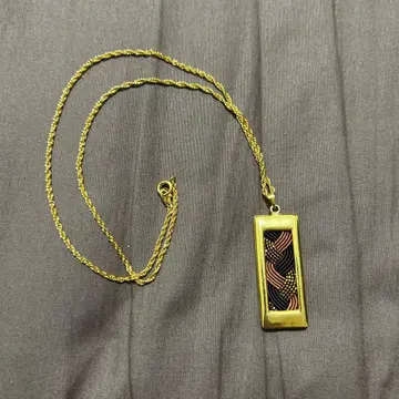 골드 컬러 체인 목걸이 블랙과 골드 펜던트