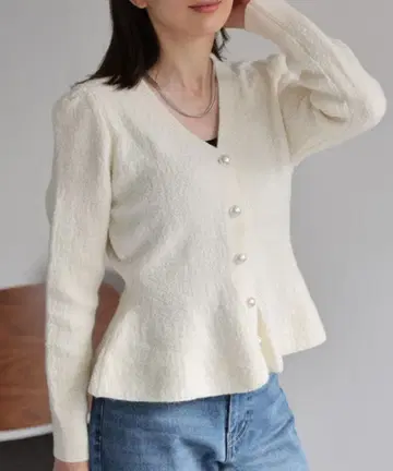 새상품급 V넥 가디건 펄 버튼 퍼프 슬리브 라메 가디건