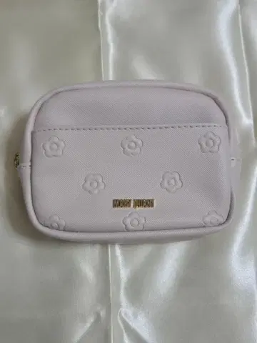 마리콴트 심플 엠보싱 데이지 미니 파우치 베이지