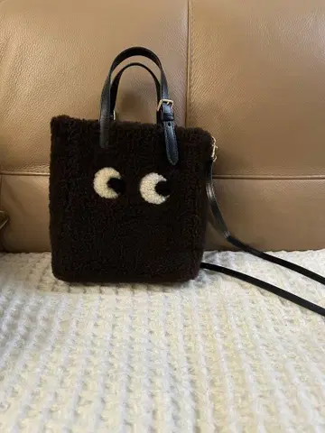 ANYA HINDMARCH 퍼 숄더백
