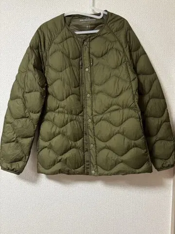 유니클로 화이트 마운티니어링 울트라 라이트 다운 L