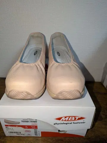 MBT 베이지 플랫슈즈 37