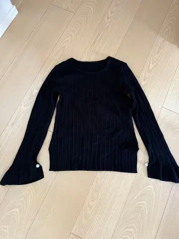 폭시 펄 장식 블랙 니트 긴팔